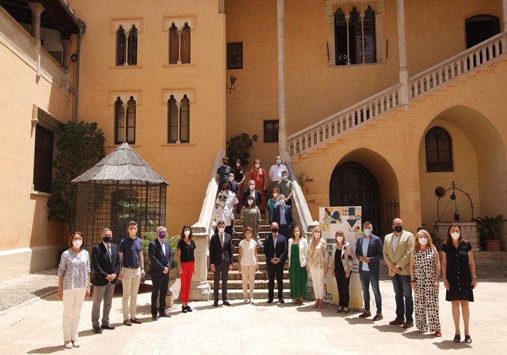 La rectora de la Universitat y el alcalde de Gandia, con las autoridades que asistieron al acto inaugural.